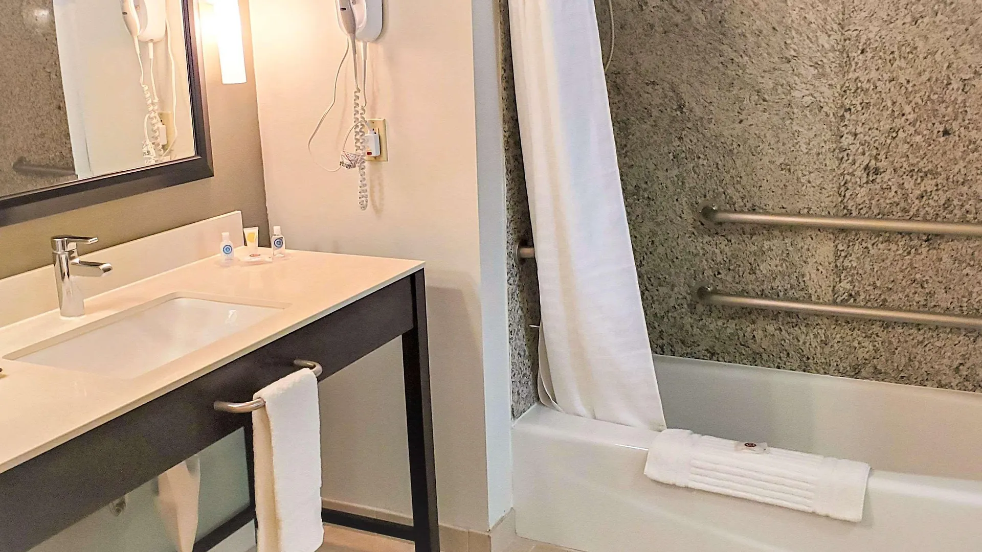 Comfort Inn & Suites Near Universal - N Hollywood - Burbank Los Angeles 3*,  United States