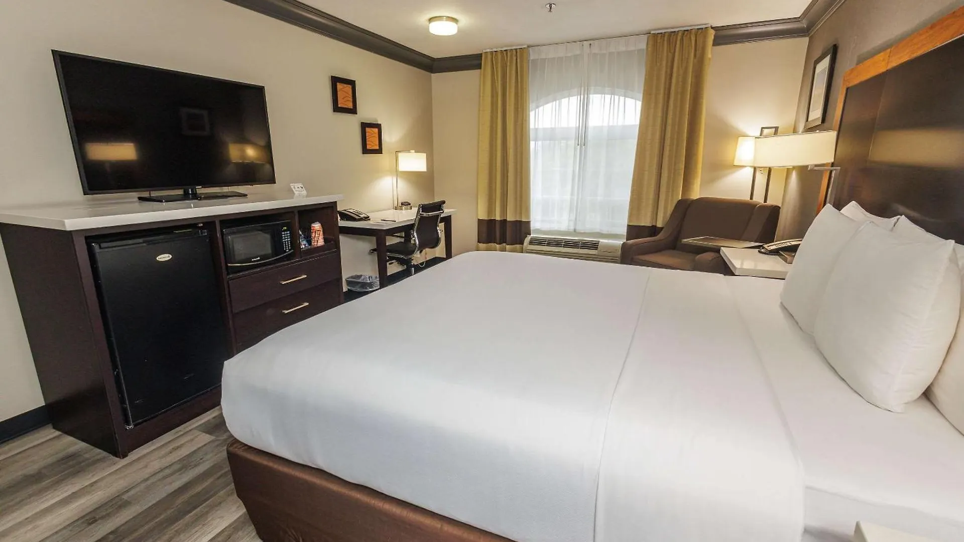 Comfort Inn & Suites Near Universal - N Hollywood - Burbank Los Angeles