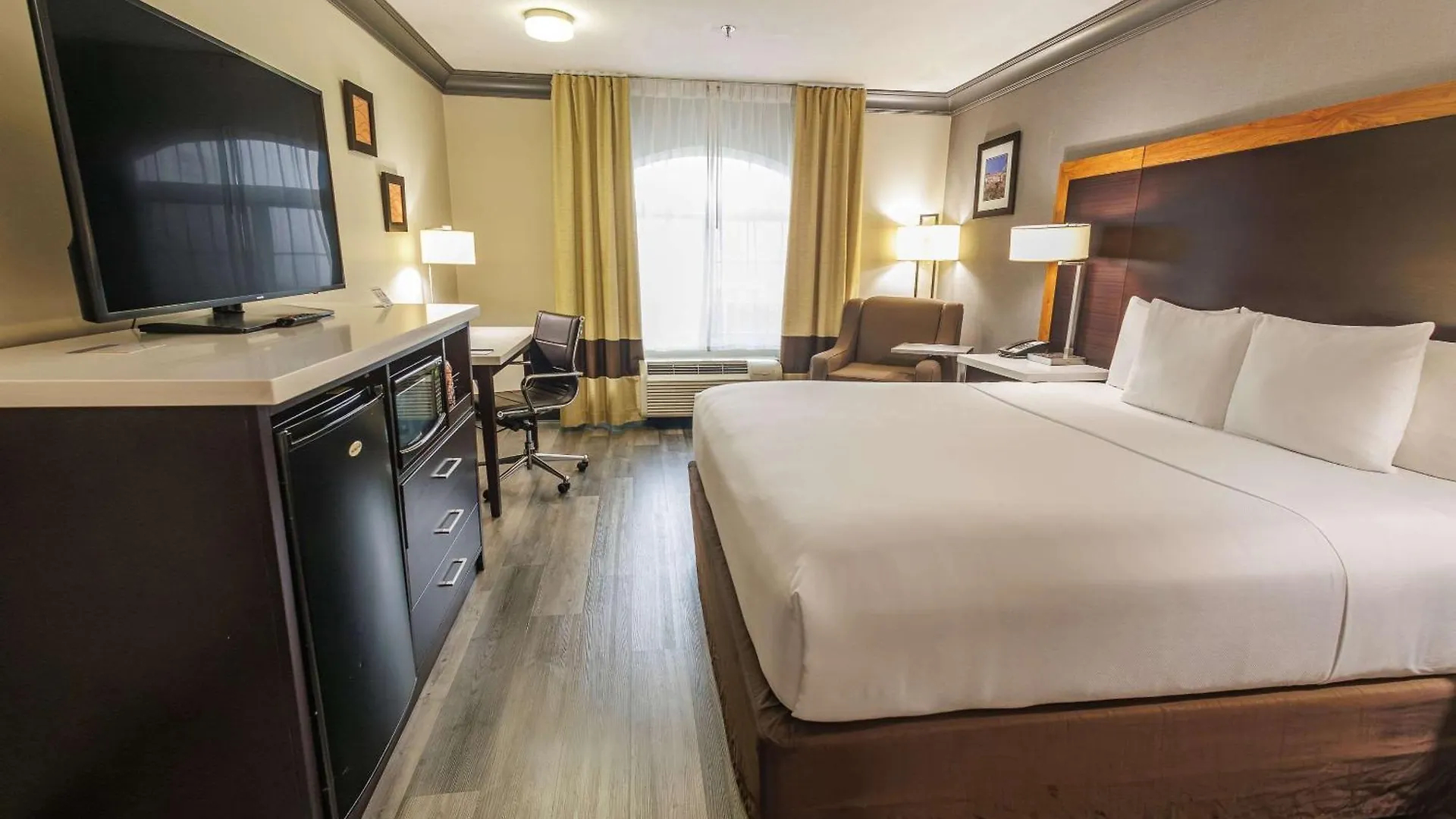 Comfort Inn & Suites Near Universal - N Hollywood - Burbank Los Angeles Hotel