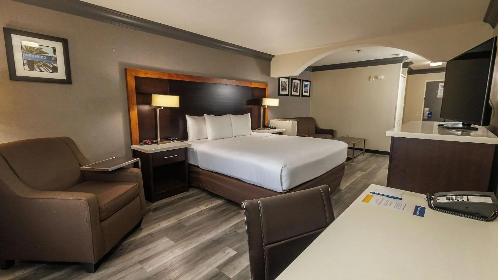 Comfort Inn & Suites Near Universal - N Hollywood - Burbank Los Angeles