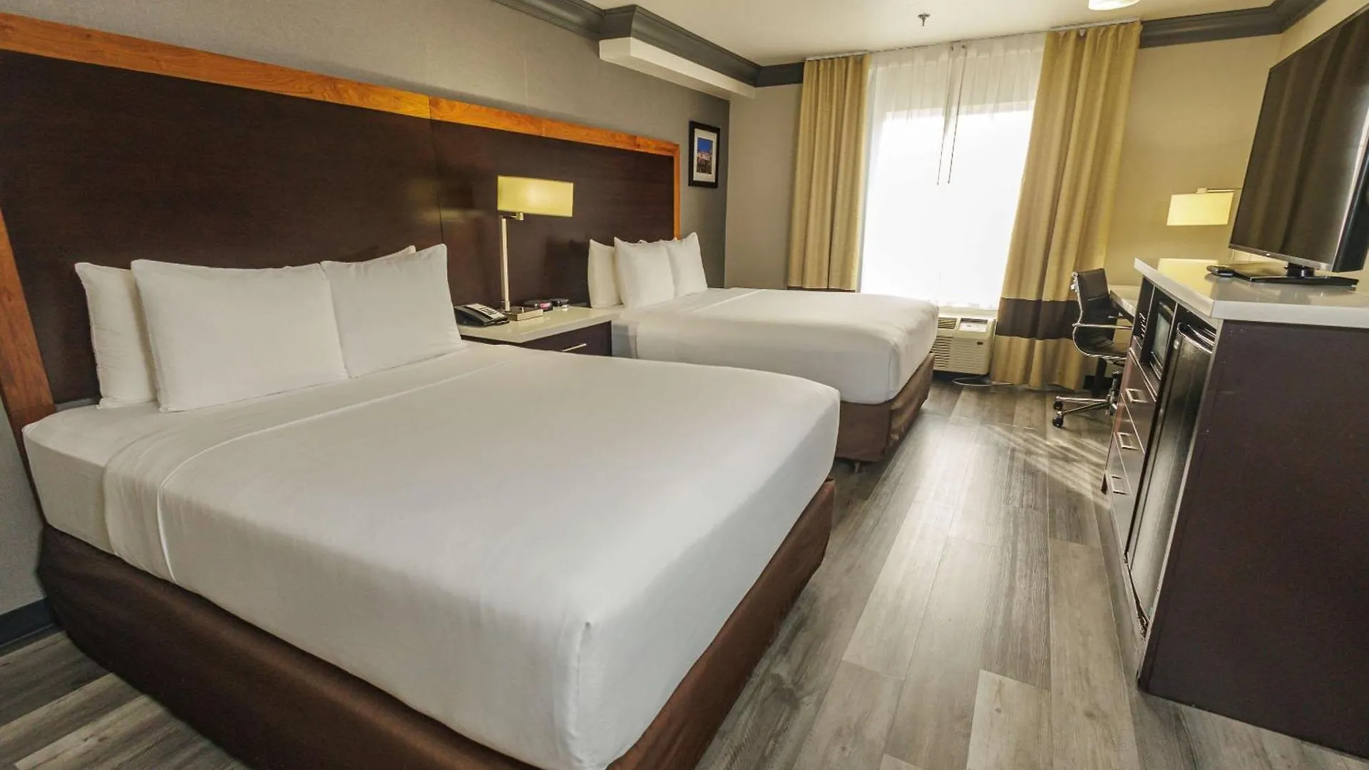 *** Hotel Comfort Inn & Suites Near Universal - N Hollywood - Burbank Los Angeles USA