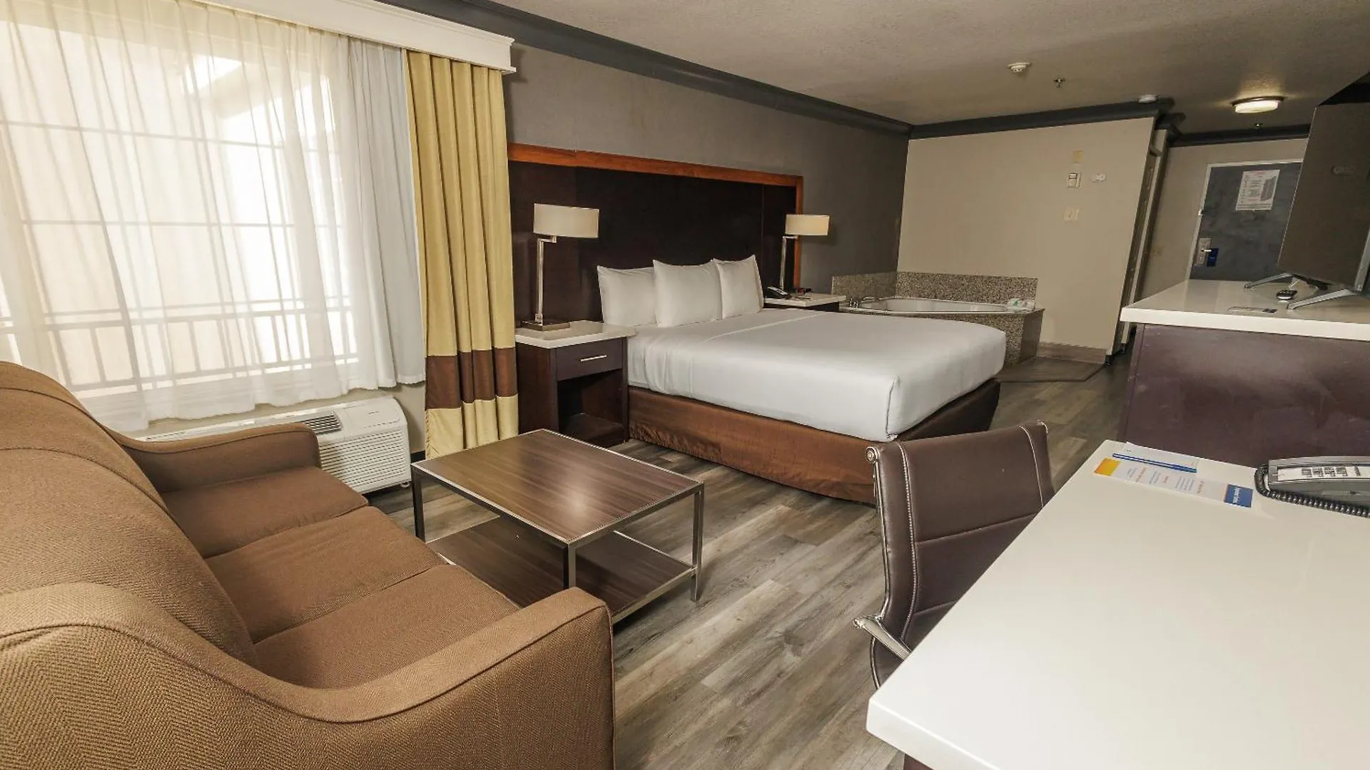 Comfort Inn & Suites Near Universal - N Hollywood - Burbank Los Angeles 3*,
