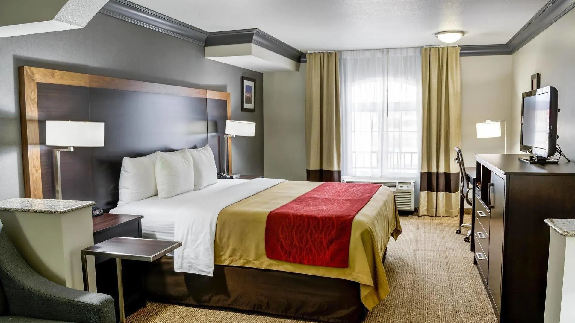 Comfort Inn & Suites Near Universal - N Hollywood - Burbank Los Angeles Hotel